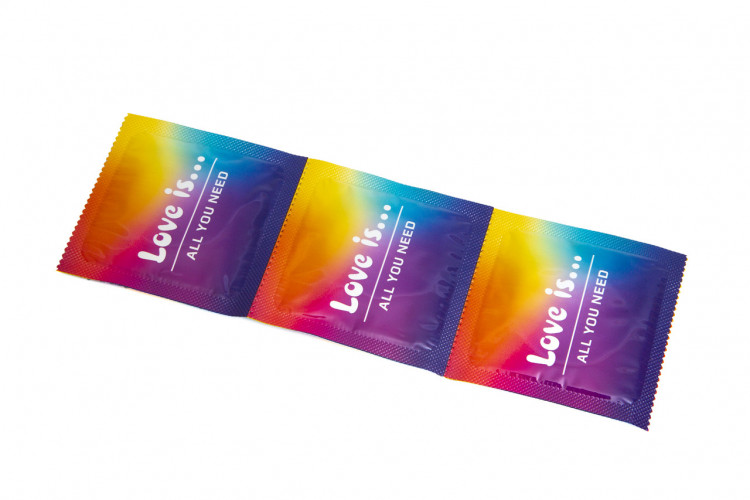 Презервативи Love is... Classic з ароматом шоколаду 3 штуки